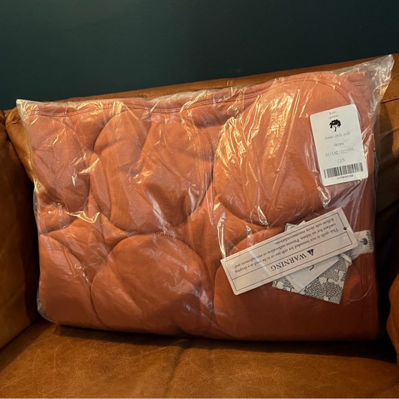 kate quinn Other - NWT Kate Quinn Sienna Rust Circle Quilt